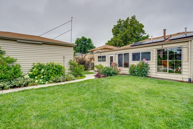 Building Photo - 3560 Dahlia St