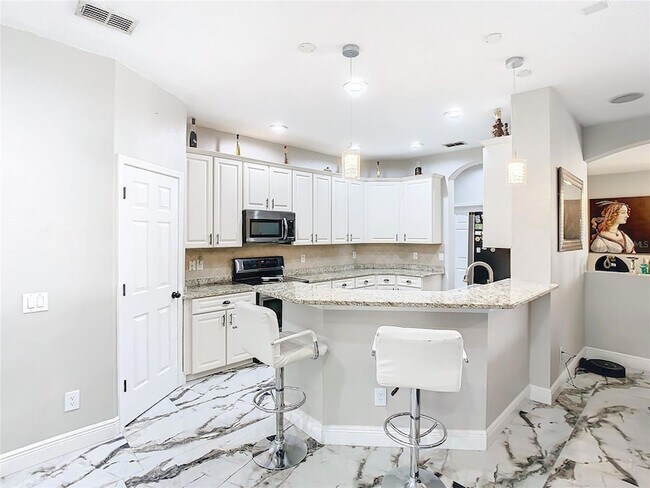 Building Photo - 16829 Midsummer Ln
