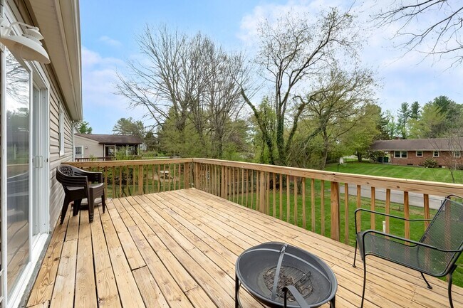 Building Photo - Spacious Ranch Close to Campus