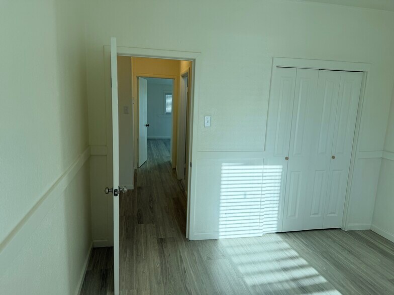 Building Photo - 394 N Livermore Ave