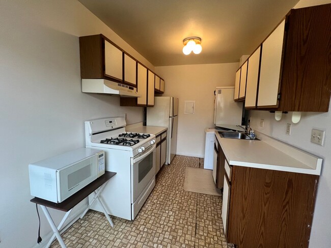 Building Photo - Charming 2 BR/1 BA Condo in Silver Spring!