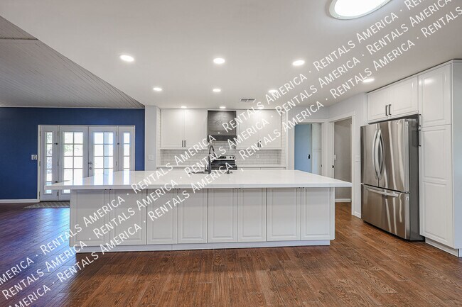 Building Photo - 1360 W Esplanade St