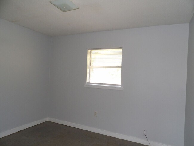 Building Photo - Kinston Apartments, Kinston, AL