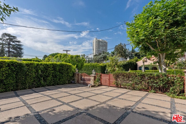 Building Photo - 1240 N Doheny Dr