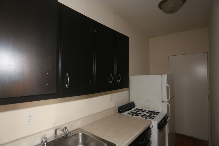Building Photo - 960 W Cornelia Ave