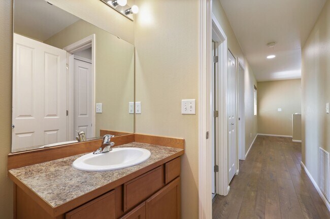 Building Photo - 1094 Ebbets Dr