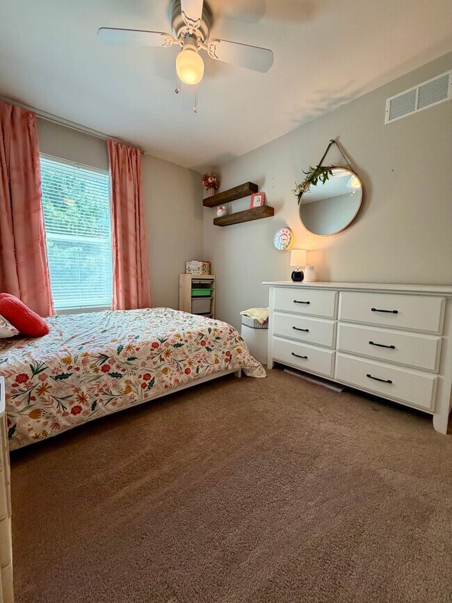 Building Photo - Stunning 3-Bedroom/1.5 Bathroom Townhouse in Perkasie! Available Mid July!