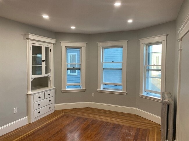 Building Photo - 811 Somerville Ave