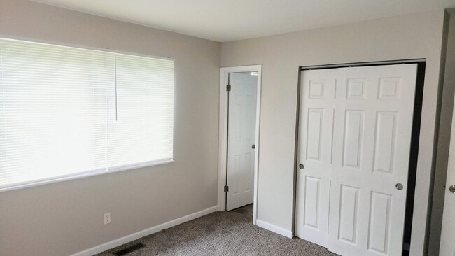 Building Photo - "Charming 3-Bedroom Gem in Hazelwood with Modern Comforts