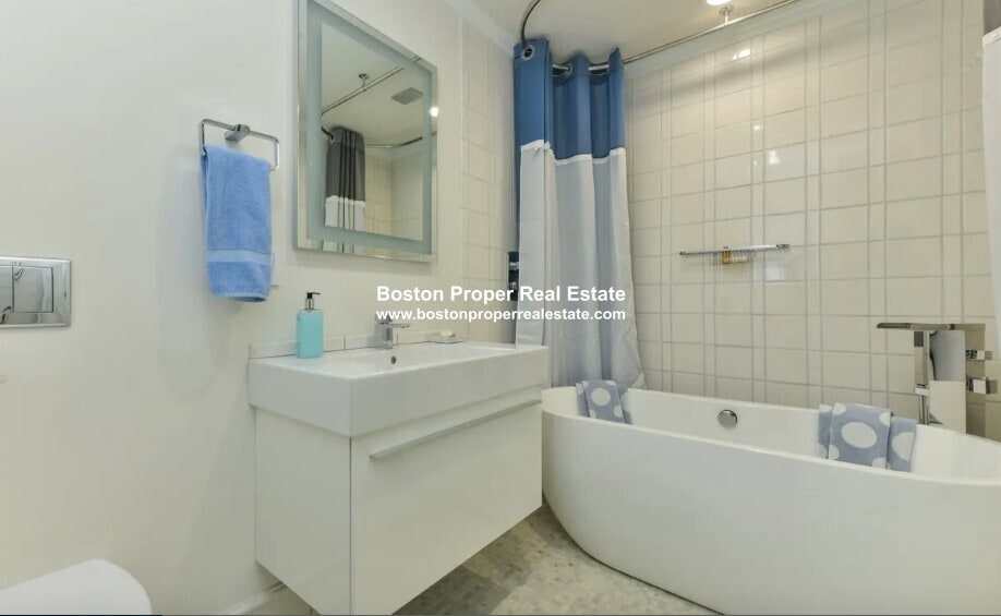 Building Photo - 214 Beacon St