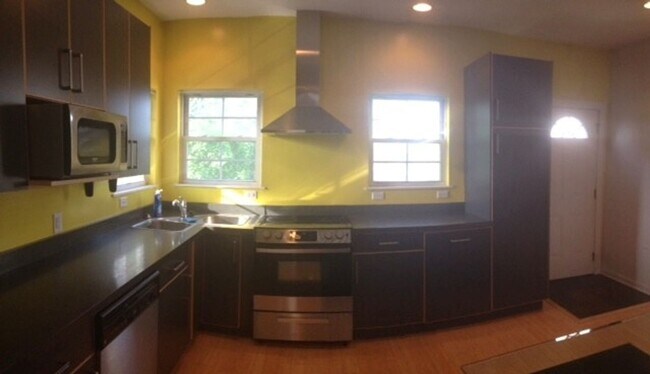 Building Photo - Southside Slopes - Amazing views of Downtown - Off-street parking