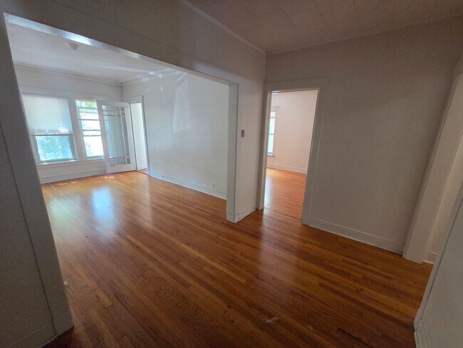 Building Photo - 1308 W Rosemont Ave