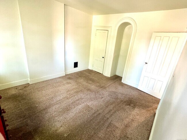 Building Photo - 491 Meadow St