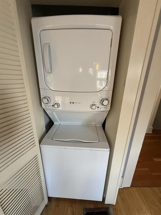 Building Photo - 2440 SW 5th Ave