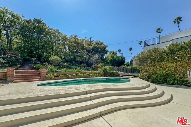 Building Photo - 12694 Montana Ave