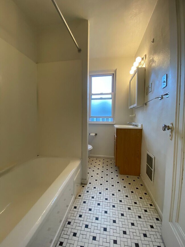 Building Photo - Stunning Two Bedroom Apartment in Oakland! Washer & Dryer Hook-Ups in Basement! Call Today!