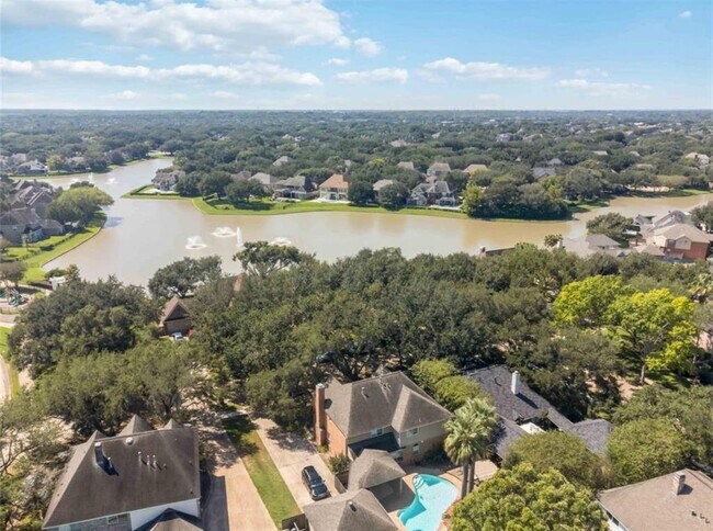 Building Photo - 626 Clarenda Falls Dr