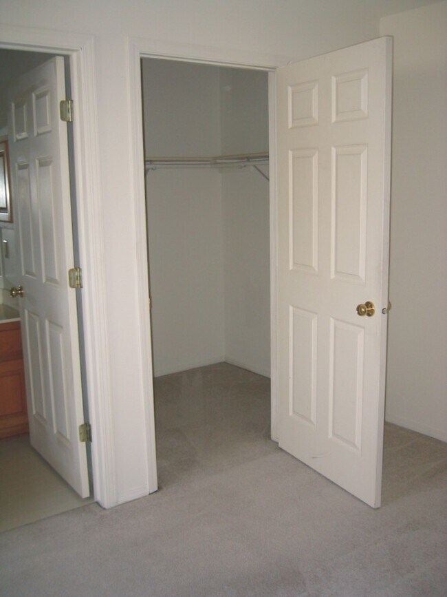Building Photo - Great Arboretum location - lofted units - ...
