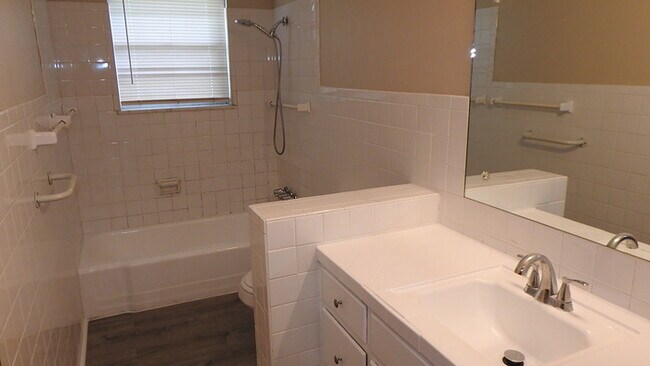 Building Photo - 1224 N Cottage Ave