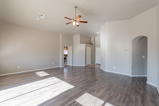 Building Photo - 8220 N Freshwater Ln