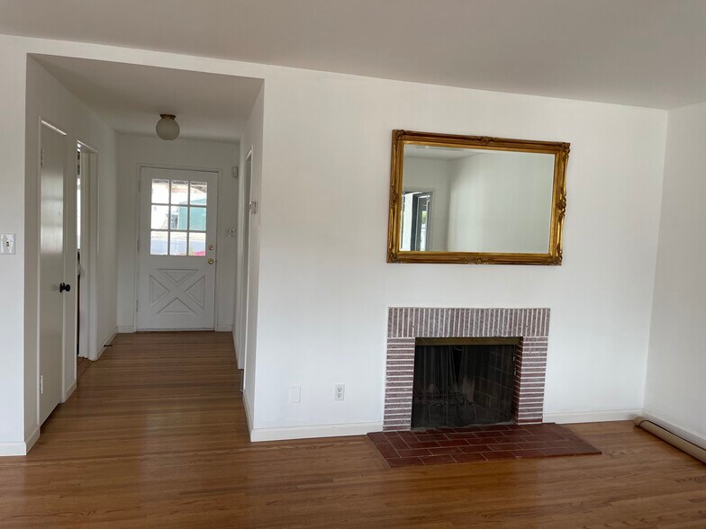 Building Photo - 2207 Jolley Dr