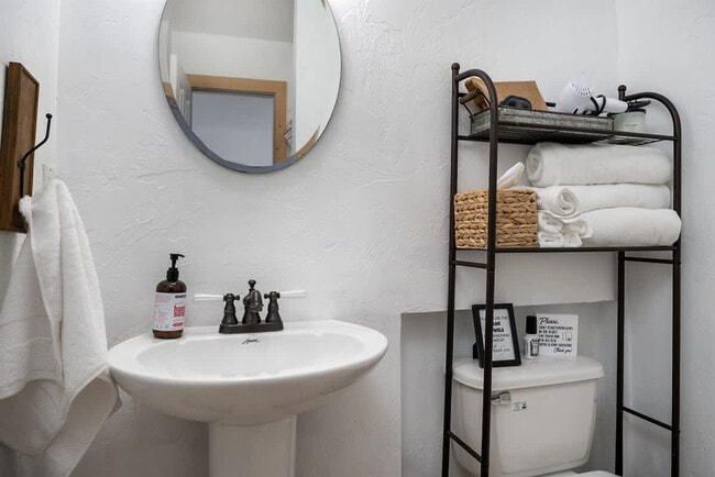 Building Photo - 402 N Foys Lake Dr