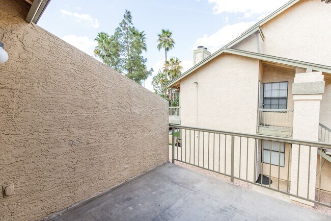 Building Photo - Beautiful 2 bedroom 2 bathroom with privat...