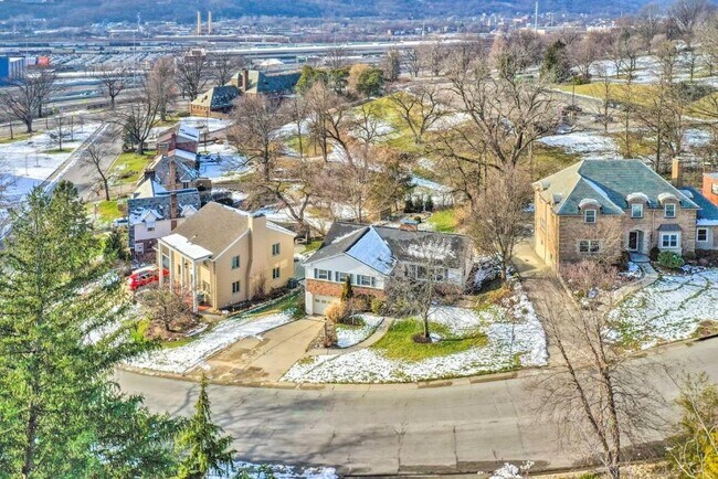 Building Photo - 1034 Clifton Hills Ave