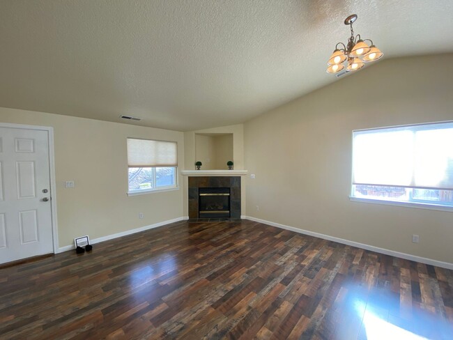 Building Photo - Single level with no carpet!  Ready to ren...