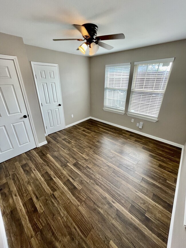 Building Photo - 2337 Benbrook Blvd