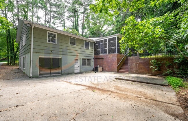 Building Photo - 6-Bedroom Home with Finished Basement. Com...