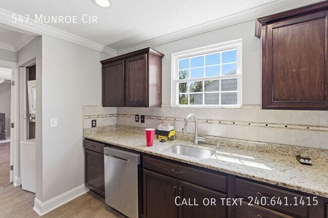 Building Photo - 547 Munroe Cir