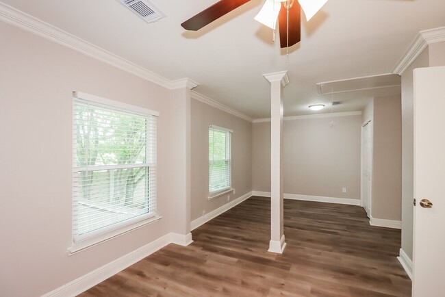 Building Photo - 2806 Sunshine Cir