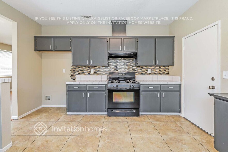 Building Photo - 4421 Fall Ln