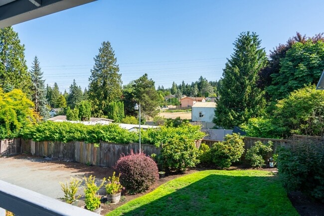Building Photo - 2Bd/1.5Ba Shoreline Condo