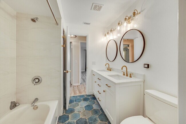 Building Photo - Beautiful 4 bedroom, 2 bathroom in Satellite Beach! NO HOA!!