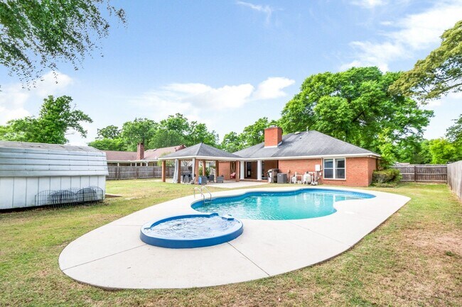 Building Photo - Great house with a pool in Satsuma!