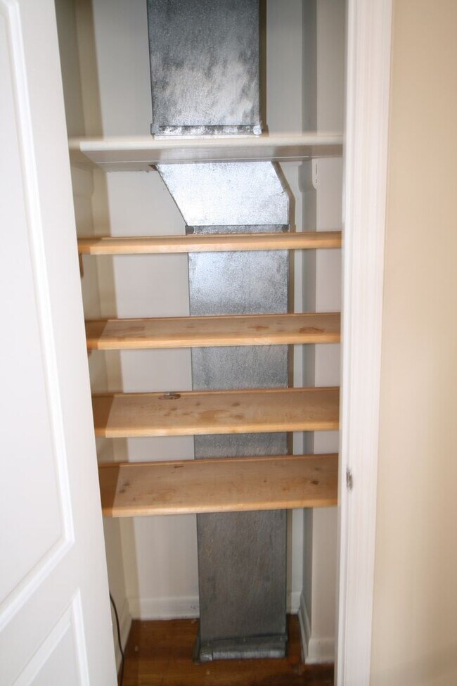 Building Photo - 402 Greenlawn Ct