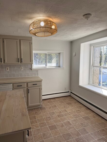 Building Photo - 3656 Main St