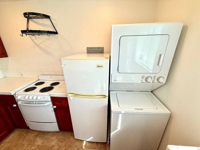 Building Photo - 3 units