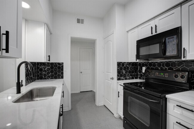 Building Photo - 2475 Underwood St