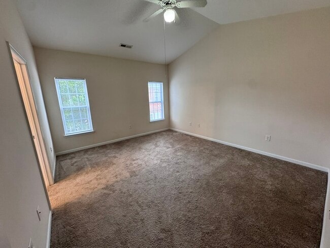 Building Photo - 3 Bed End Unit Town Home- AVAILABLE FOR FALL MOVE IN!