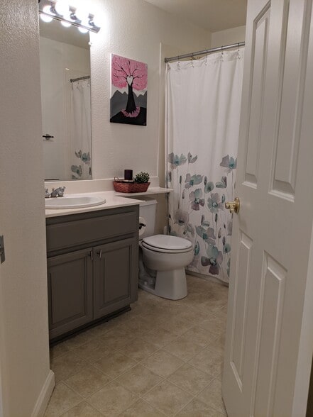 Building Photo - 464 Tower Hill Ave