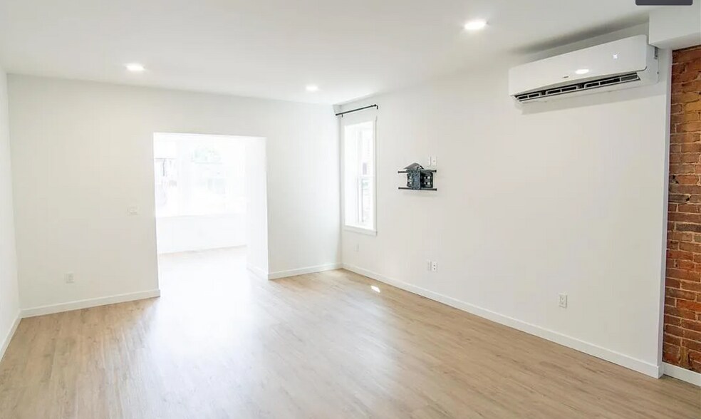 Building Photo - 1915 W Livingston St