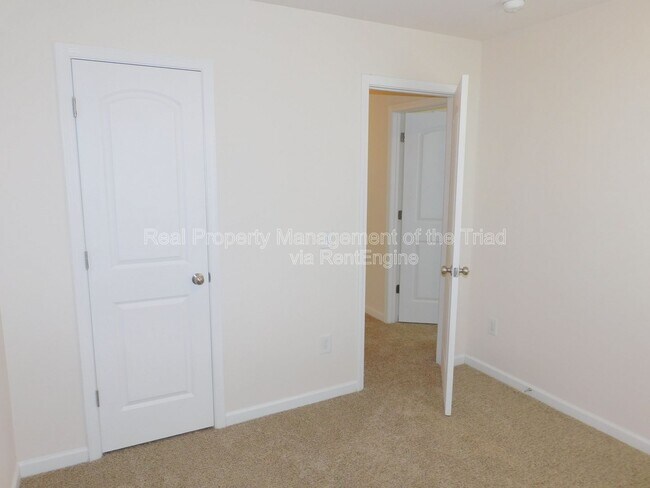 Building Photo - 415 Hidden Brook Ln