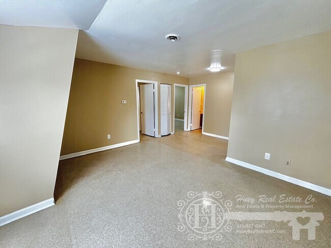 Building Photo - 206 Robin Ln