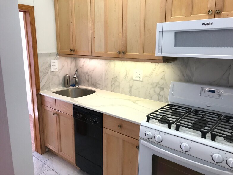 Building Photo - 196 W 9th St