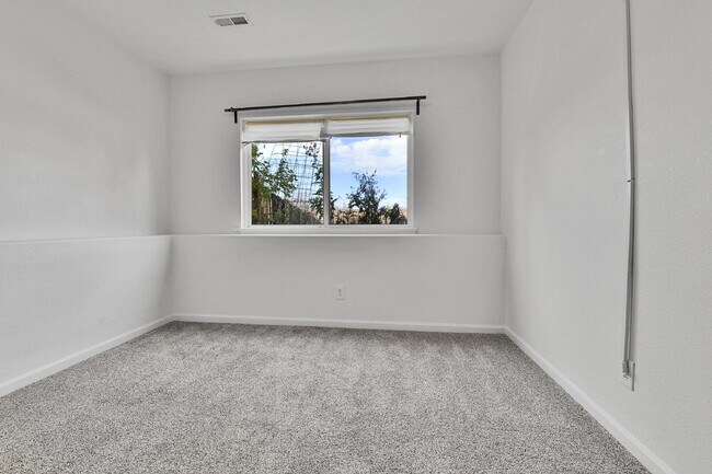 Building Photo - $2,795, 3-bed, 2-bath, located in Denver.