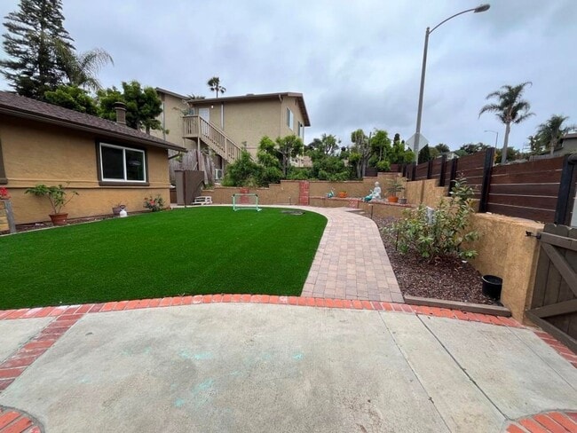Building Photo - 4Bed/2Bath Just East of El Camino in Carls...