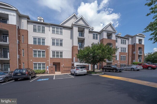 Building Photo - 300 W Elm St